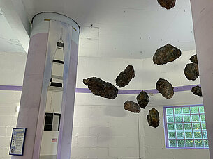 Meteoriten hängend von der Decke