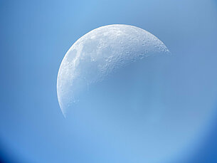 Bild vom Mond durch ein Okular