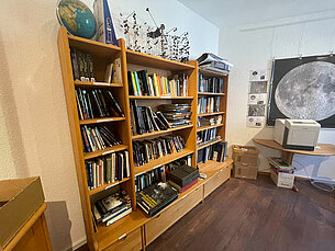Bücherregal der Sternwarte Darmstadt